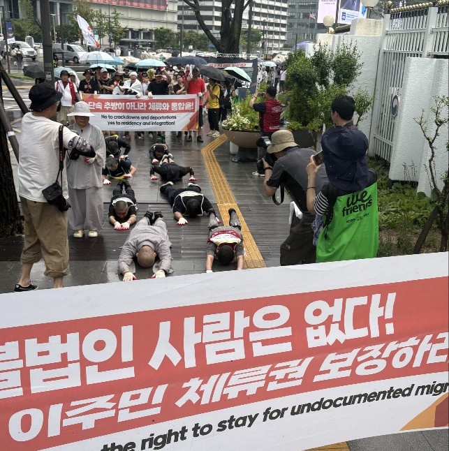 ▲ 유호준 경기도의원(더불어민주당, 남양주시 다산·양정)이 미등록 이주민의 인권 보호와 체류권 보장을 촉구하기 위한 이주인권단체들의 오체투지에 함께 했다.