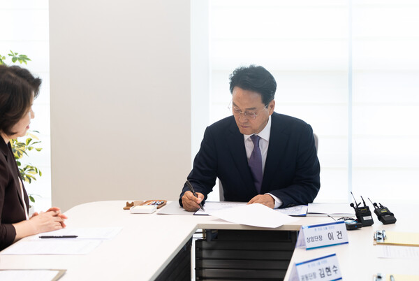 ▲ 안민석 경기도교육감은 취임 첫날인 7월 1일 제1호 결재인 ‘폰 프리 스쿨 추진계획’에 서명하며 공식 임기를 시작했다.