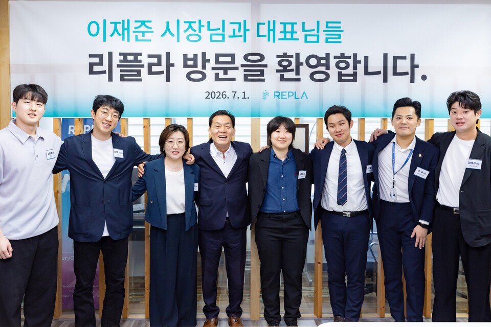 ▲ 이재준 수원특례시장(왼쪽 4번째)이 청년벤처기업인들과 어깨동무를 하며 함께하고 있다.
