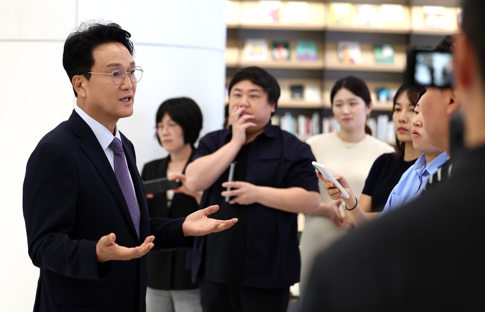 ▲ 안민석 경기도교육감은 7월 8일 경기도교육청 남부청사에서 열린 스피드게이트 철거식에 참석해 “이제 교육청은 누구나 편하게 출입할 수 있는 열린공간”이라며 “닫힌 교육청, 폐쇄형 교육청 보다 개방형을 선택했다”고 말했다.
