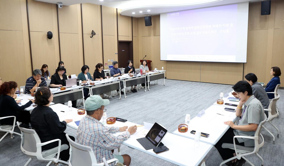 ▲ 지난 7월 10일 수원특례시의회에서 일본군‘위안부’ 피해자 보호법 개정에 발맞춰 지방자치단체 조례 개선 방향을 모색하기 위한 정책간담회가 전국 각지에서 활동 중인 시민사회단체 관계자와 수원시의회 의원들이 참석한 가운데 개최됐다.