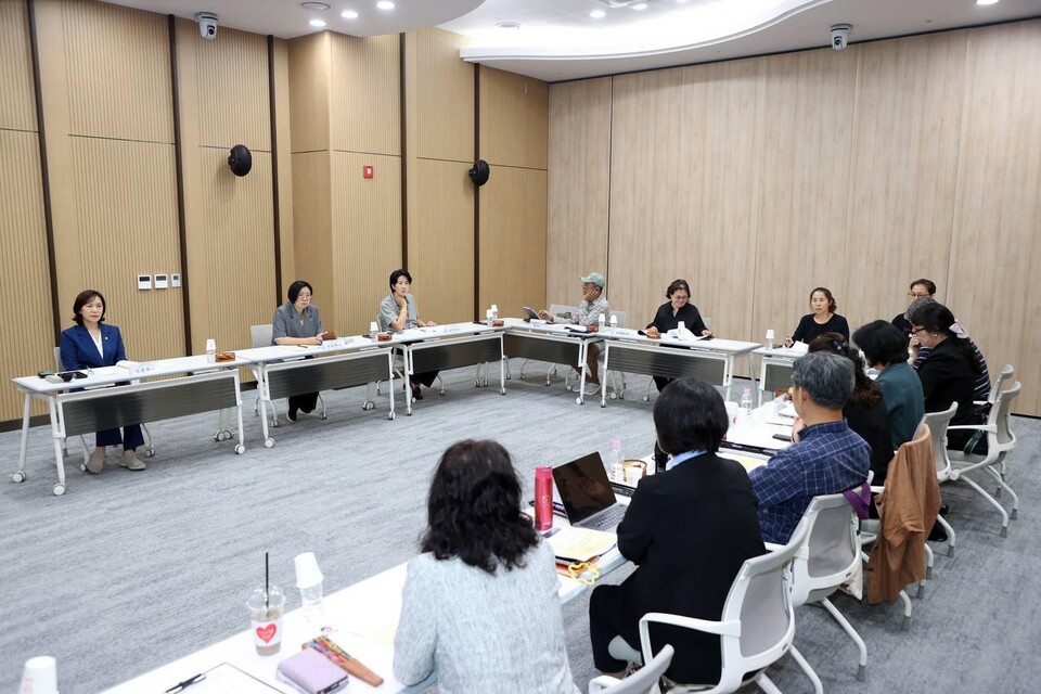 ▲ 지난 7월 10일 수원특례시의회에서 일본군‘위안부’ 피해자 보호법 개정에 발맞춰 지방자치단체 조례 개선 방향을 모색하기 위한 정책간담회가 전국 각지에서 활동 중인 시민사회단체 관계자와 수원시의회 의원들이 참석한 가운데 개최됐다.