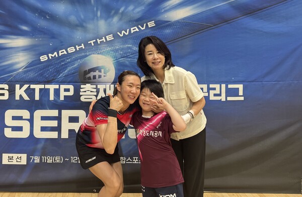 ▲ 화성도시공사 여자탁구단 소속 김하영 선수가 ‘2026 KTTP 총재배 프로탁구 시리즈2’ 여자단식 우승 후 경기장을 찾아 가족의 축하를 받으며 환한 웃음과 함께 기념촬영을 하고 있다.