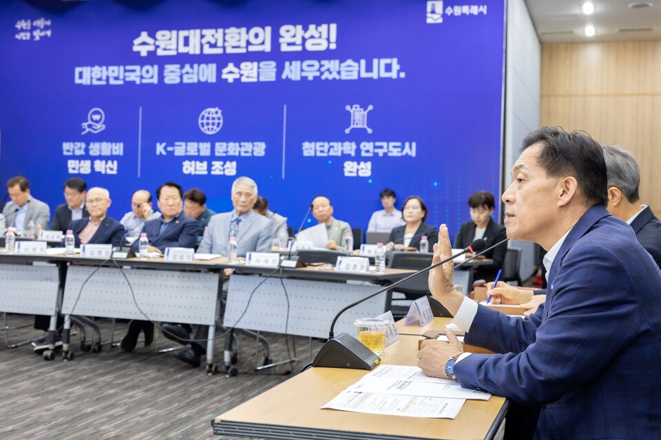 ▲ 이재준 수원특례시장이 7월 14일 시청 중회의실에서 열린 ‘수원 방문의 해 추진위원회 2026년 1차 정기회의’에 참석해 발언하고 있다.