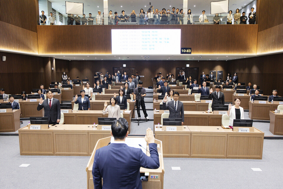 ▲ 제10대 화성특례시의회 이계철 의장과 의원들이 선서하고 있다.