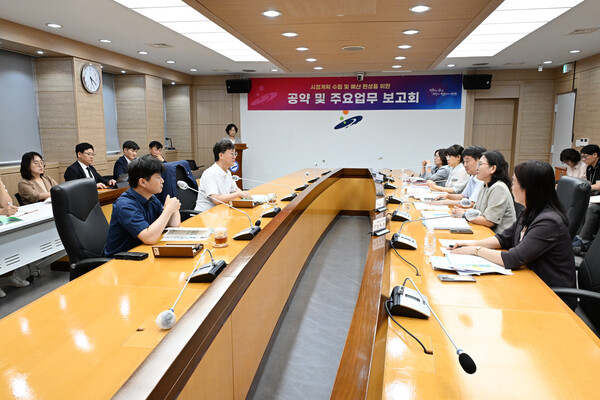 ▲ 안산시(시장 이민근)는 지난 20일 시청 상황실에서 민선9기 첫 공약·주요업무 보고회를 열고 민선9기 공약 실천계획을 비롯해 2027년도 시정 운영 방향과 주요 정책사업을 논의했다고 21일 밝혔다. ⓒ 뉴스피크